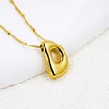 Collar de letras chapado en oro con un colgante de anillo hueco orgánico único - Letra D