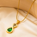 Collana dorata con ciondolo infinito, lettera G e pietra preziosa verde a forma di pera - Lettera G