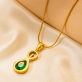Collana dorata con gemma verde a goccia e simbolo dell'infinito su raso color champagne - Lettera I