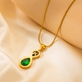 Collana infinito dorata con gemma verde a goccia e ciondolo con lettera K - Lettera K