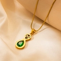 Collana dorata con ciondolo infinito lettera M e gemma verde a goccia d'acqua - Taglia M