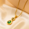 Collana infinito dorata con smeraldo a goccia e ciondolo con lettera P intagliata - Lettera P