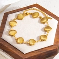 Pulsera de concha vintage en acero inoxidable dorado con dijes de abanico texturizados - Forma de Vieira (sl083g)