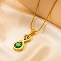 Collana infinito dorata con lettera S e gemma verde a goccia su sfondo di seta - Taglia S