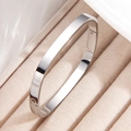 Brazalete cuadrado irregular en acero inoxidable plateado pulido con cierre de bisagra - Brazalete Minimalista Color Acero (sztx248)