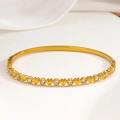 Elegante brazalete bañado en oro con detalles de corazón y diamante y cierre de bisagra - Estilo Corazón Strass (013)