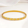 Elegante brazalete de trébol dorado con piedras de circón brillantes y acabado pulido - Estilo Flor Trébol Strass (035)