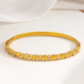 Eleganter goldfarbener Herz-Armreif mit funkelnden Kristallen und Kleeblatt-Muster - Herz Relief Strass Stil (038)