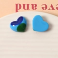 Dettaglio di ciondoli in resina a forma di cuore blu sfumato e azzurro su un vassoio - Cuore Blu