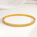 Eleganter Goldarmreif mit weißem Strassbesatz und polierter Oberfläche für Damen - Perle und Diamant Eingelegt Stil (041)