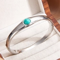 Brazalete retro de acero inoxidable con una piedra turquesa y vetas naturales - Verde Claro (Plateado)