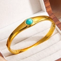 Brazalete de acero dorado con piedra turquesa redonda en una caja de joyería fina - Verde Claro (Dorado)