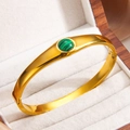 Brazalete de acero dorado con incrustación central de malaquita verde redonda - Circonita verde (Dorado)