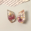 Irregular resin charm with pink dried flowers, pearls and gold foil in high-transparency - Pink