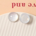Macro-opname van 20mm doorschijnende hars cabochons met blauw-paarse glitter effecten - Wit