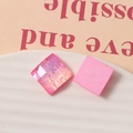 Dettaglio di ciondoli quadrati in resina rosa da 15mm con finiture glitter e opache per fai-da-te - Rosa Rossa