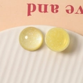 Macro-opname van 20mm gele hars cabochon met zilveren glitter voor DIY sieraden maken - Geel