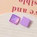 Vista macro dettagliata di due ciondoli quadrati in resina viola 15mm per gioielli fai-da-te - Viola