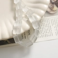 Dettaglio macro di perle di vetro traslucido opaco da 12mm su un vassoio di ceramica - 121# Bianco Traslucido