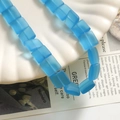 Dettaglio macro di perline di vetro blu satinato su vassoio a conchiglia per gioielli DIY - 123# Blu