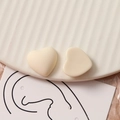 Detail van matte crème hartvormige bedeltjes voor DIY-sieraden en accessoires - Wit