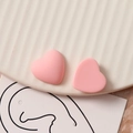 Detail van matte roze hartvormige bedeltjes van hars met matte textuur voor sieraden - Roze
