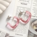 Détail de boucles d'oreilles cœur roses transparentes avec perles sur plateau - Coeur Rose Une Pièce