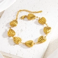 Goldenes Armband im Meeresstil mit 3D-Herzanhängern und verstellbarem Karabinerverschluss - Gerippte Herzform (sl088g)
