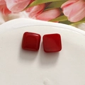 Dettaglio di cabochon a cuore in resina rossa lucida per gioielli e accessori DIY - Stile Quadrato Spesso