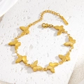Goldenes Edelstahl-Armband mit detaillierten Schmetterlingsanhängern und Karabinerverschluss - Schmetterling Form (sl093g)