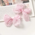 Detailopname van twee roze tule strikken voor doe-het-zelf haaraccessoires en sieraden - Roze