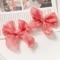 Nahaufnahme leichter rosa Organza-Haarspangen mit weicher, durchscheinender Textur - Wassermelonenrot