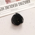 Detailansicht der handgefertigten schwarzen Netzblüte mit Goldmetall und Perlenverzierung - Schwarz