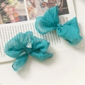 Detail von petrolfarbenem Organza-Schleifen-Haarschmuck mit eleganten Wellenkanten - See Blau