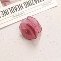 Handgemaakte roze tule bloem met parelmeeldraden en paarse details op de rand - Rozerood