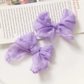 Detailansicht von zwei lila Organza Schleifen für DIY Haarschmuck auf weißem Grund - Lila