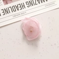 Detail van lichtroze tule bloem met gouden kraal voor doe-het-zelf haaraccessoires - Roze