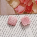 Detail von rosa quadratischen Harzanhängern mit Glitzer-Rauch- und Risseffekt-Textur - Rosa