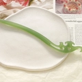 Detail van een groene hars haarspeld met Ruyi-wolkenpatroon op een keramisch dienblad - Groen