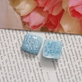 Vue macro de deux patchs carrés en résine bleu clair pour la fabrication de bijoux DIY - Bleu Ciel