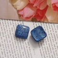Gros plan de charms géométriques en résine bleue avec effet craquelé pour bijoux DIY - Bleu Marine