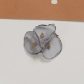 Verfijnd grijsblauw bloemblad haaraccessoire met gouden meeldraden en kralen - Grijs