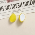 Detalle de piezas irregulares de resina amarilla mate para creación de joyas DIY - Amarillo