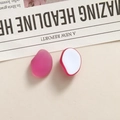 Vista macro de piezas de joyería de resina geométrica mate en rosa y blanco para bricolaje - Rosa