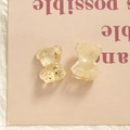 Makroaufnahme von zwei bärenförmigen Harz-DIY-Anhängern mit Goldfolie in Gelb - Goldener Splitter Bär (B58-1-19-30)