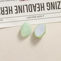 Macro de piezas de joyería de resina mate irregular en tonos verde mar y blanco lechoso - verde claro