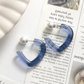 Boucles d'oreilles cœur en résine bleu foncé translucide avec perles blanches sur revue - Coeur Bleu Gris Une Pièce