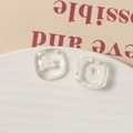 Macro-opname van minimalistische vierkante hars oorbellen met witte sferen erin - 1 Stuk / Wit