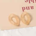 Gros plan de deux anneaux ovales en acrylique ambré mat pour chaîne de bijoux DIY - Orange Ambré (5035847707160)