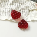 Detalle de colgante de corazón de resina roja con diseño acolchado para joyería - Burdeos